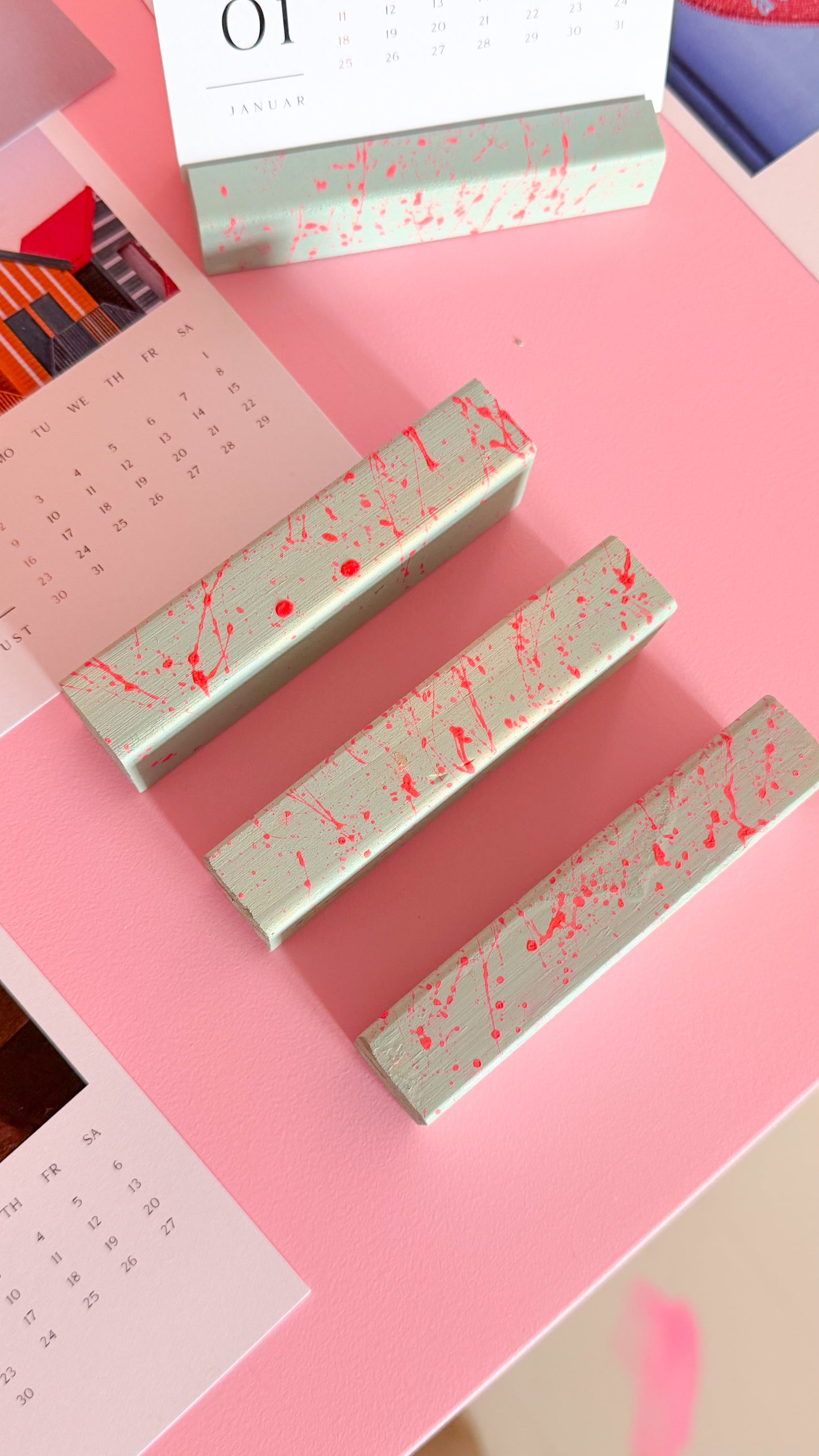 HANDMADE FOTOHALTER AUS HOLZ + EAT PRAY OH FUCK FOTOKALENDER 2026  - by Studio Soulwork