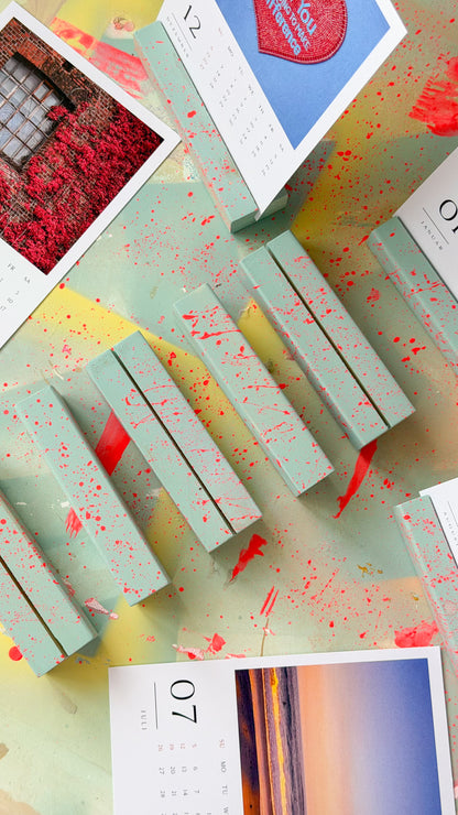 HANDMADE FOTOHALTER AUS HOLZ + EAT PRAY OH FUCK FOTOKALENDER 2026  - by Studio Soulwork